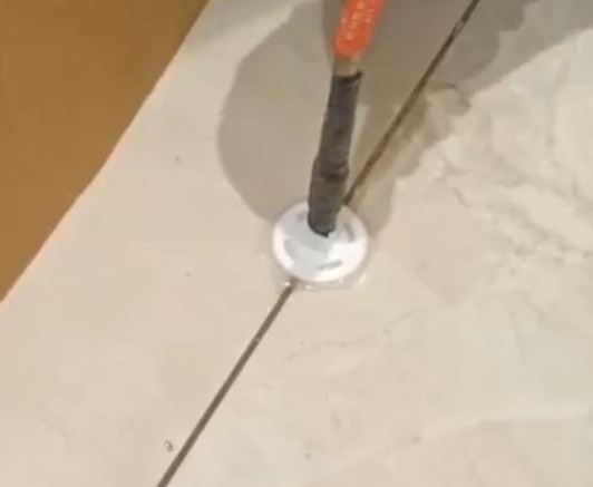 淇滨瓷砖空鼓维修公司专业解答瓷砖在铺贴过程中，如果没有涂抹均匀到位的粘结材料（如水泥砂浆或瓷砖胶），可能会导致以下问题